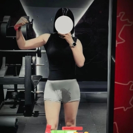 短发黑丝大奶少妇